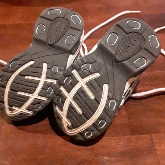 Size 5 Sneakers - Picture 3 of 4